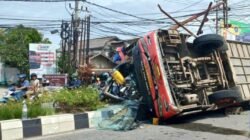 Rem Diduga Bermasalah, Bus Pariwisata Tabrak Tiang Listrik di Jalan Untung Suropati Samarinda