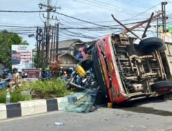 Rem Diduga Bermasalah, Bus Pariwisata Tabrak Tiang Listrik di Jalan Untung Suropati Samarinda